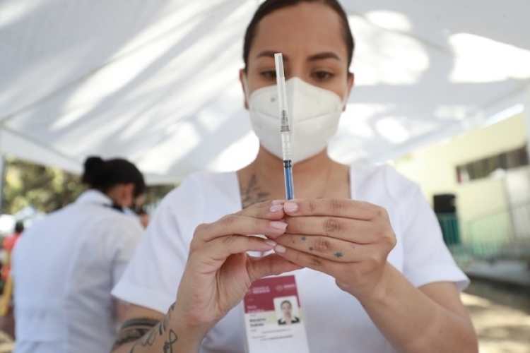 Tres mexicanos presentaron reacciones convulsivas despu&eacute;s de recibir la vacuna contra Covid-19: Salud