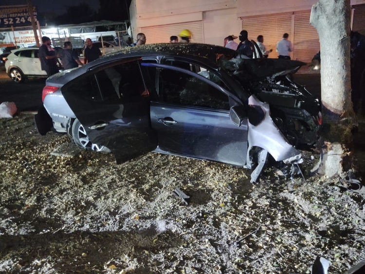 Muere joven al chocar con un &aacute;rbol en la colonia Las Quintas