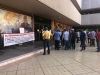 Polic&iacute;as jubilados y pensionados cierran puertas en el Palacio de Gobierno