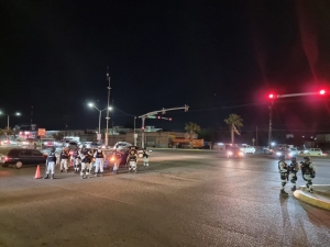 Patrulla de la Guardia Nacional se impacta contra autom&oacute;vil frente a Plaza Sendero; dos personas resultan lesionadas