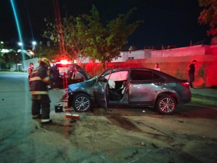 Dos menores de edad sufrieron aparatosa volcadura en Perisur