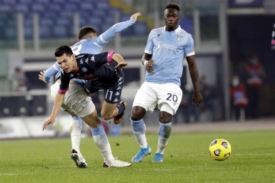 "El Chucky" Lozano se lesiona tras un fuerte cabezazo en el Lazio vs Napoli