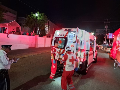 Mujer motociclista choca contra cami&oacute;n repartidor frente al Hospital Civil de Culiac&aacute;n