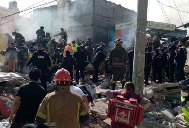 Explosi&oacute;n y derrumbe en la CDMX deja una mujer muerta y 12 heridos