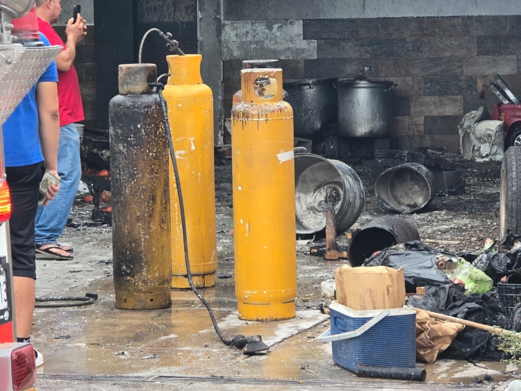 Mujer sufre quemaduras durante explosi&oacute;n de cilindros de gas en Aguaruto