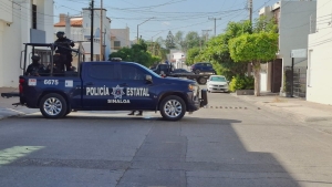 Polic&iacute;as Estatales aseguran camioneta en operativo en Villa Universidad