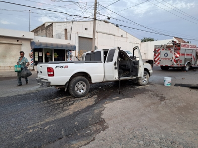 Resulta ileso tras incendiarse una camioneta cuando circulaba por la Avenida Fernando Cu&eacute;n