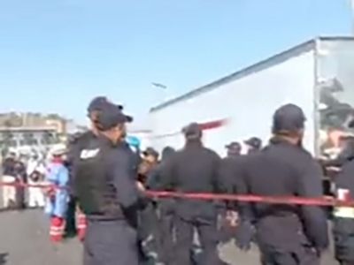 Detienen a chofer de trailer que atropell&oacute; a motociclista y descubren a 150 migrantes