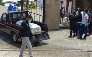 En Ecuador recogen en camiones los cuerpos abandonados de las v&iacute;ctimas del coronavirus