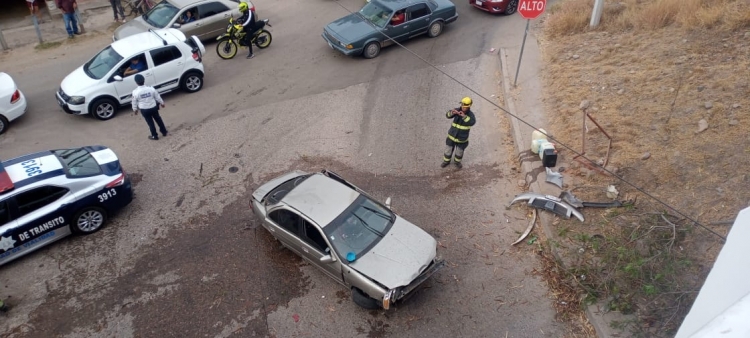 &ldquo;Vuela&rdquo; veh&iacute;culo y cae de puente de la Obreg&oacute;n; sus dos ocupantes resultan heridos, en Culiac&aacute;n