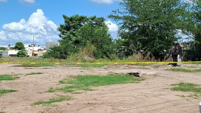 Encuentran a un hombre asesinado y esposado en canal de riego en Valle Alto, en Culiac&aacute;n