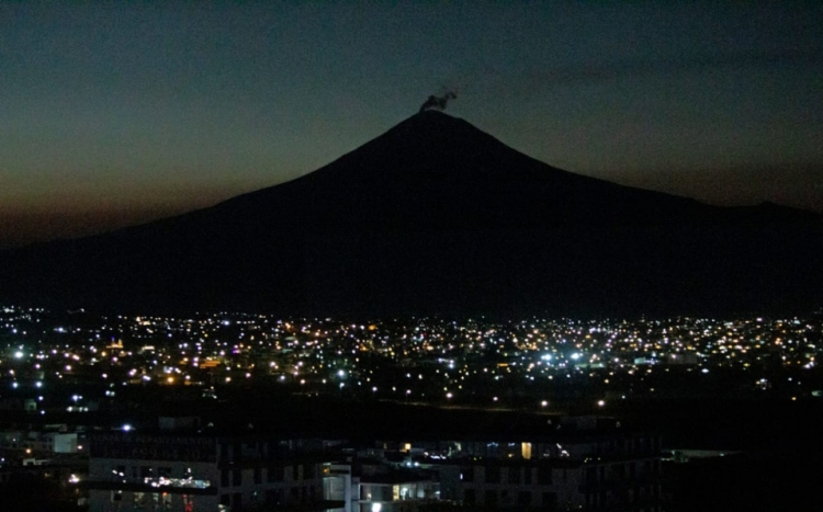 Volc&aacute;n Popocat&eacute;petl emite 58 exhalaciones y un sismo