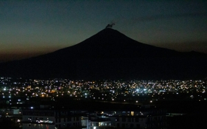 Volc&aacute;n Popocat&eacute;petl emite 58 exhalaciones y un sismo