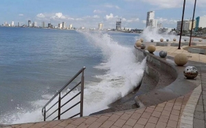 Por "Orlene" restringen playas de Mazatl&aacute;n a ba&ntilde;istas y embarcaciones menores