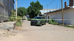 Encuentran a un hombre asesinado y esposado en un lote bald&iacute;o, en la Colonia Real de Minas, en Culiac&aacute;n
