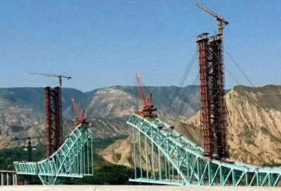 Puente en construcci&oacute;n en China colapsa sobre el R&iacute;o Amarillo; deja 12 muertos