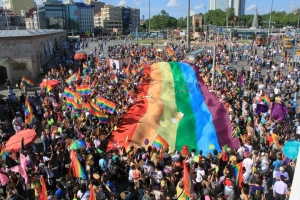 Polic&iacute;a de Turqu&iacute;a detiene a 10 personas por participar en la Marcha del Orgullo LGBT+