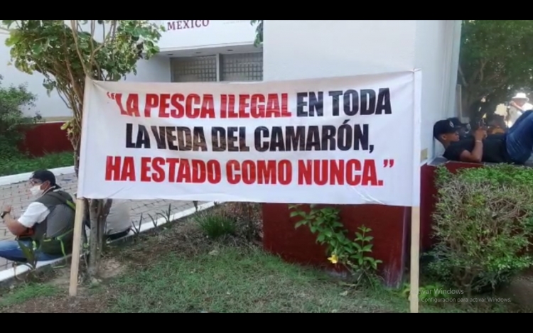 Cientos de pescadores se manifiestan afuera de Conapesca