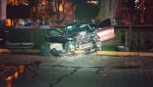 Un muerto y dos mujeres heridas deja choque de un autom&oacute;vil frente a Palacio de Gobierno en Culiac&aacute;n
