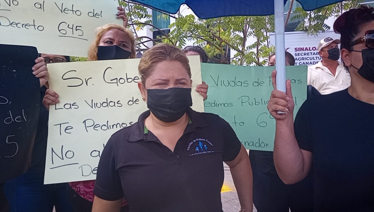 Viudas de polic&iacute;as amenazan con irse a huelga de hambre si no quitan el veto a Ley