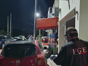 Sujeto &ldquo;enfierrado&rdquo; vandaliza un veh&iacute;culo afuera de domicilio de la colonia Capistrano 2 de Culiac&aacute;n