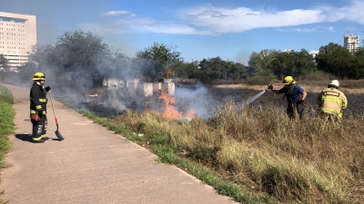 Incendio en el Desarrollo Urbano Tres R&iacute;os moviliza a los Bomberos, en Culiac&aacute;n