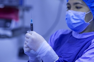 CDC advierte que las personas no vacunadas tienen 11 veces m&aacute;s probabilidades de morir por covid-19