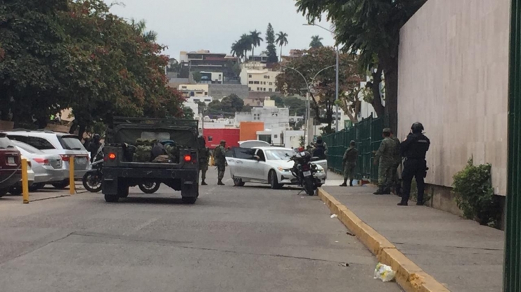 Por lo menos media hora estuvimos encerrados escuchando disparos: locatarios