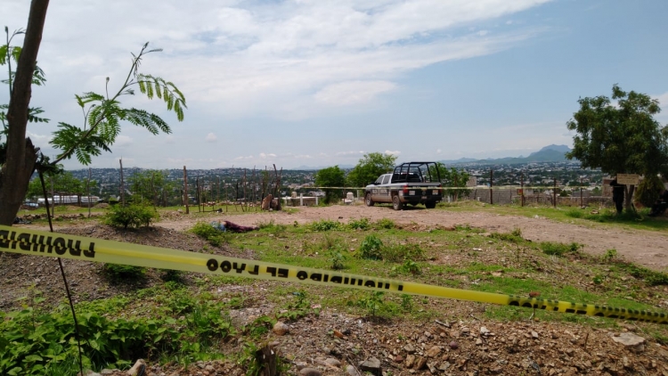 Encuentran a hombre asesinado y esposado en Culiac&aacute;n
