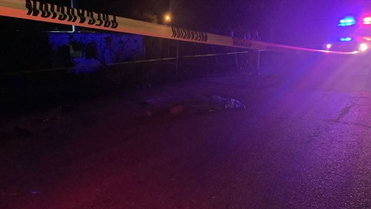 Joven de 20 a&ntilde;os muere arrollado por auto pega y huye, en Los Mochis