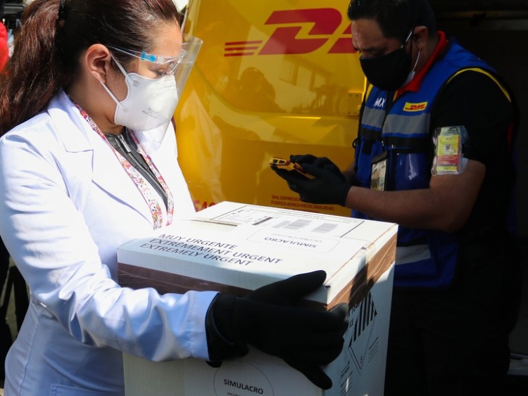 Llega a M&eacute;xico primer cargamento de vacunas anticovid