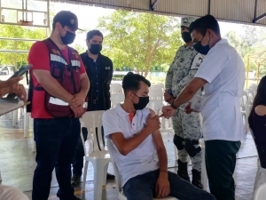 Se aplicar&aacute; la vacuna de refuerzo contra Covid-19 a personal de salud y maestros al terminar con adultos mayores: AMLO