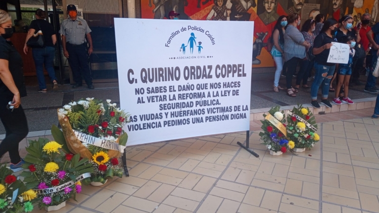 Exigen polic&iacute;as al gobernador que quite el veto a Ley de Seguridad P&uacute;blica