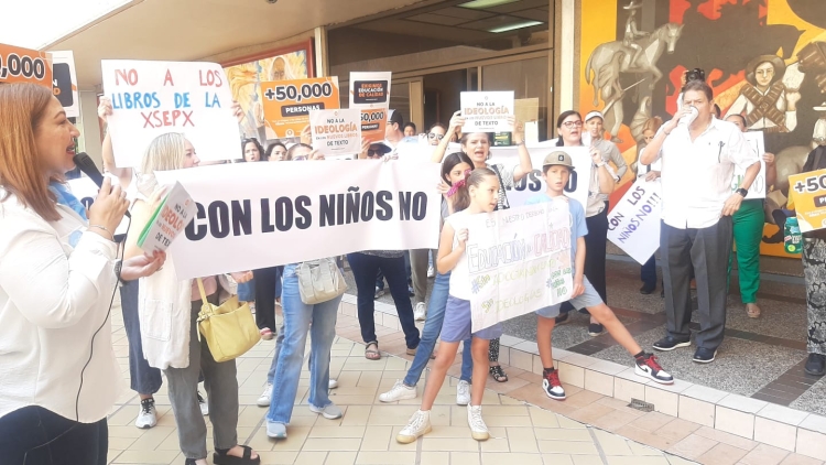 &ldquo;Ciencia s&iacute;, ideolog&iacute;a no&rdquo;, gritan padres de familia en rechazo a los nuevos libros de texto de escuelas