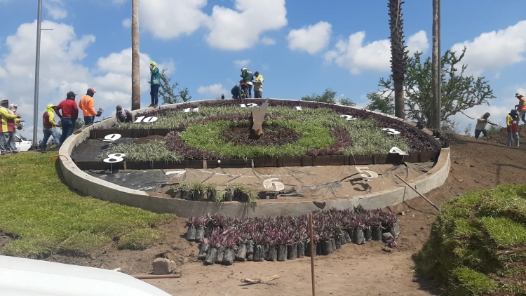 Construyen reloj ornamental gigante frente el Congreso del Estado