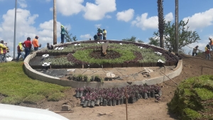 Construyen reloj ornamental gigante frente el Congreso del Estado