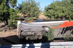 Vuelca autob&uacute;s con 22 jornaleros de Chiapas al sur de Culiac&aacute;n