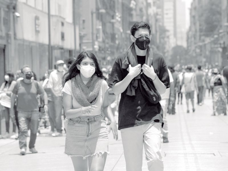 Tercera ola pega a j&oacute;venes sin acceso a salud; contagios aumentaron 55% en 10 d&iacute;as