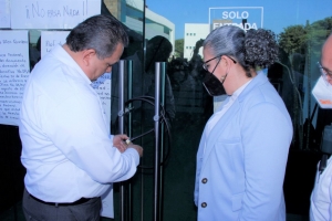 Entreg&oacute; el l&iacute;der del SNTE 27 edificios de la SEPyC