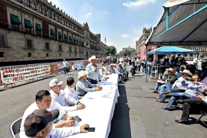En Palacio Nacional, se rebelan agricultores de Sinaloa y de otros estados por precios de garant&iacute;a