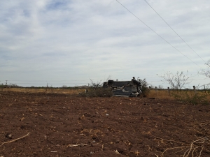 Hallan autom&oacute;vil en perdida total, sin conductor, tras volcarse en la carretera M&eacute;xico 15