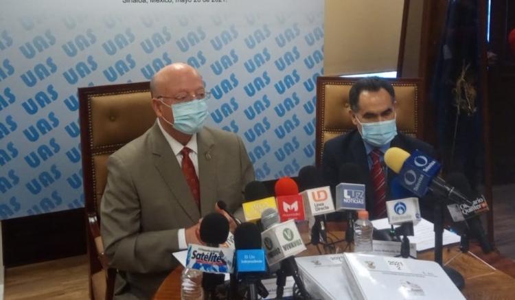Recibe el rector electo Jes&uacute;s Manuel Madue&ntilde;a, las carpetas de los asuntos y recursos p&uacute;blicos de la UAS