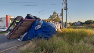 Sin perdida de vidas volcadura de tr&aacute;iler ocurrida en las inmediaciones de la Central Camionera