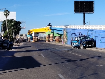 Cinco polic&iacute;as estatales lesionados y uno muerto en un atentado perpetrado por civiles armados, ayer