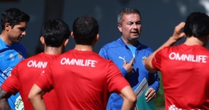 Ante abandono de Gago, Chivas anuncia a su T&eacute;cnico interino: Arturo Ortega