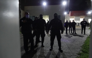 Polic&iacute;as desalojan de forma violenta a mujeres que tomaron sede de la CODHEM en Ecatepec