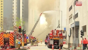 Intenso incendio provoca la evacuaci&oacute;n de 3 mil 400 personas en Hong Kong