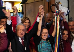INE ordena a AMLO bajar publicaciones sobre entrega del bast&oacute;n de mando