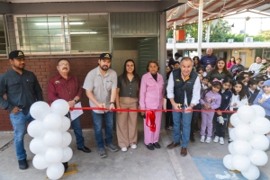 Reciben escuelas ba&ntilde;os nuevos y l&aacute;mparas led de empresarios encabezados por "Pio" Esquer