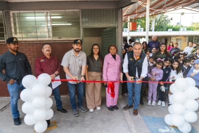 Reciben escuelas ba&ntilde;os nuevos y l&aacute;mparas led de empresarios encabezados por "Pio" Esquer